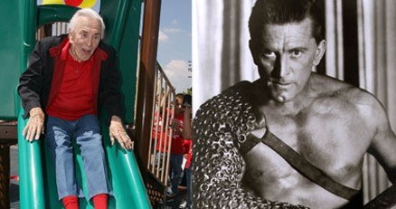 Na zdjęciu: z lewej Kirk Douglas teraz (92 lata), z prawej Douglas jako Spartakus, 1960 rok /AFP