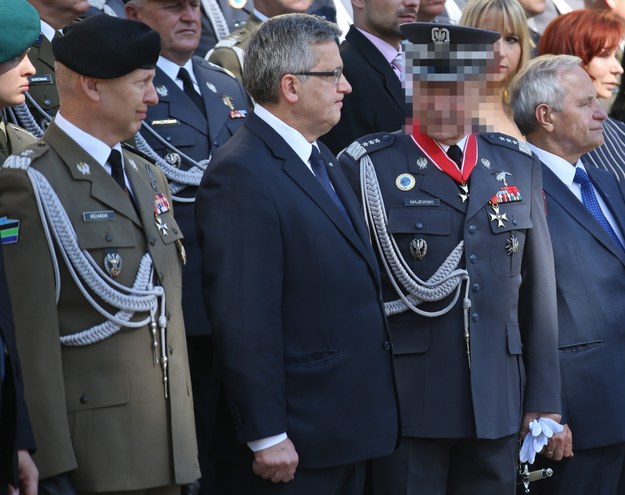Na zdjęciu z lipca 2017 roku ówczesny prezydent Bronisław Komorowski, a po jego prawej stronie gen. Lech M. /Rafał Guz /PAP