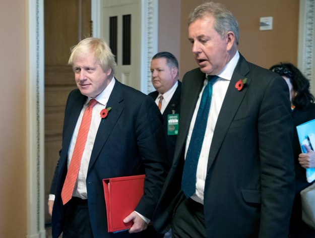 Na zdjęciu z listopada 2017 roku ówczesny szef brytyjskiego MSZ Boris Johnson oraz ambasador sir Kim Darroch /MICHAEL REYNOLDS    /PAP/EPA