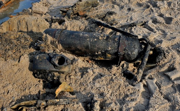 Na zdjęciu z lutego 2017 roku element wraku odsłoniętego przez morze na plaży w Podczelu koło Kołobrzegu. Najprawdopodobniej jednostka została zatopiona podczas walk w 1945 roku / 	Marcin Bielecki    /PAP