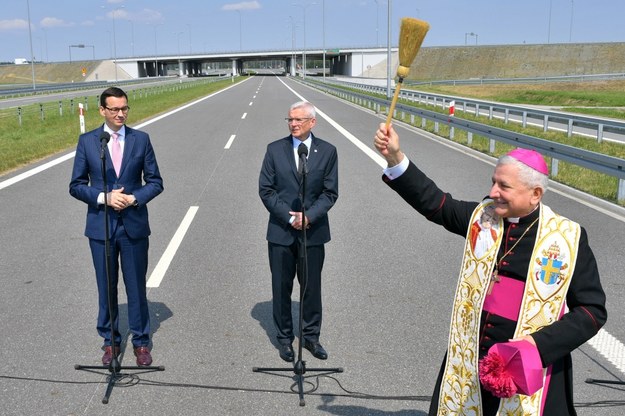 Na zdjęciu z maja 2018 roku premier Mateusz Morawiecki, p.o. Generalnego Dyrektora Dróg Krajowych i Autostrad Jacek Gryga oraz biskup diecezjalny kaliski Edward Janiak podczas uroczystości oddania do ruchu I etapu obwodnicy Kępna /Jan Karwowski /PAP