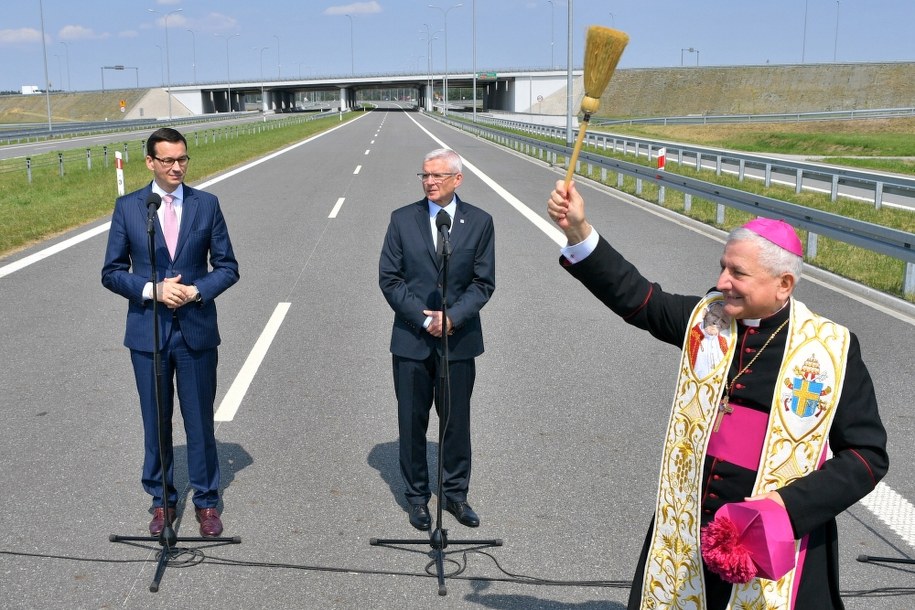 Na zdjęciu z maja 2018 roku premier Mateusz Morawiecki, p.o. Generalnego Dyrektora Dróg Krajowych i Autostrad Jacek Gryga oraz biskup diecezjalny kaliski Edward Janiak podczas uroczystości oddania do ruchu I etapu obwodnicy Kępna /Jan Karwowski /PAP