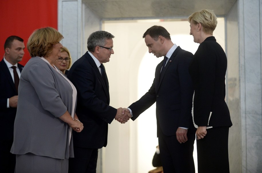 Na zdjęciu z sierpnia 2015: Bronisław Komorowski i Andrzej Duda z małżonkami: Anną Komorowską i Agatą Kornhauser-Dudą /Bartłomiej Zborowski /PAP