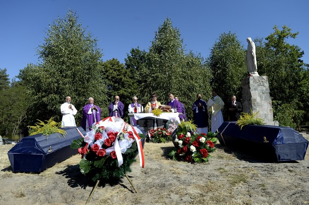 Na zdjęciu z sierpnia 2015 roku pogrzeb 36 osób, których szczątki ekshumowano na terenie wyludnionej polskiej wsi Ostrówki na Ukrainie /Darek Delmanowicz /PAP