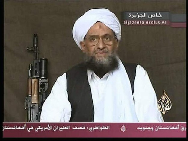 Na zdjęciu z taśmy wideo Ajman al-Zawahiri podczas wystąpienia dla Al-Jazeery. Film jest datowany na 2004 rok. /AL JAZEERA /PAP/EPA