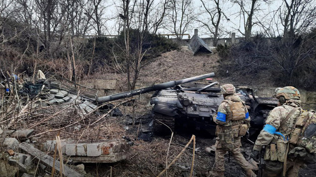 Na zdjęciu zamieszonym przez Pułk "Azow" widać zniszczony rosyjski sprzęt /