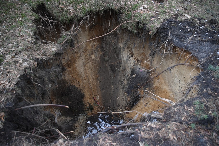 Na zdjęciu zapadlisko w rejonie osiedla Gaj w Trzebini /	Łukasz Gągulski /PAP