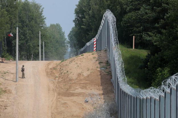 Na zdjęciu: Zapora fizyczna na granicy polsko-białoruskiej w okolicy wsi Nowodziel / 	Artur Reszko    /PAP