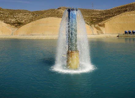 Na zdjęciu: zbiornik wody w dotkniętej suszą Hiszpanii, kwiecień 2008 /AFP