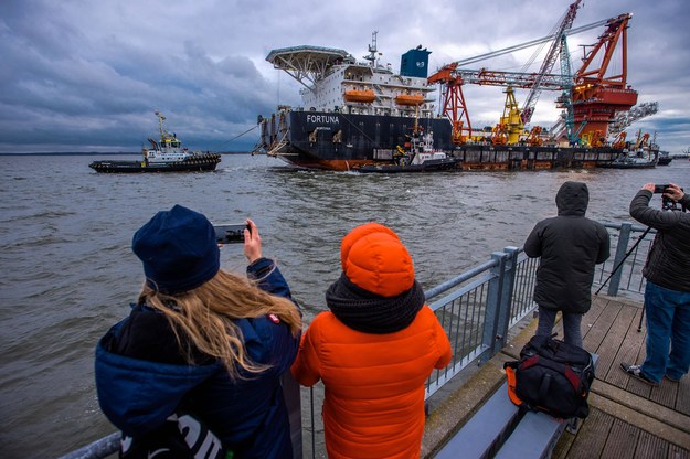 Na zdjęciu ze stycznia 2021 roku ludzie obserwujący, jak rosyjski statek Fortuna kładzie gazociąg Nord Stream 2 /Jens Büttner    /PAP/EPA