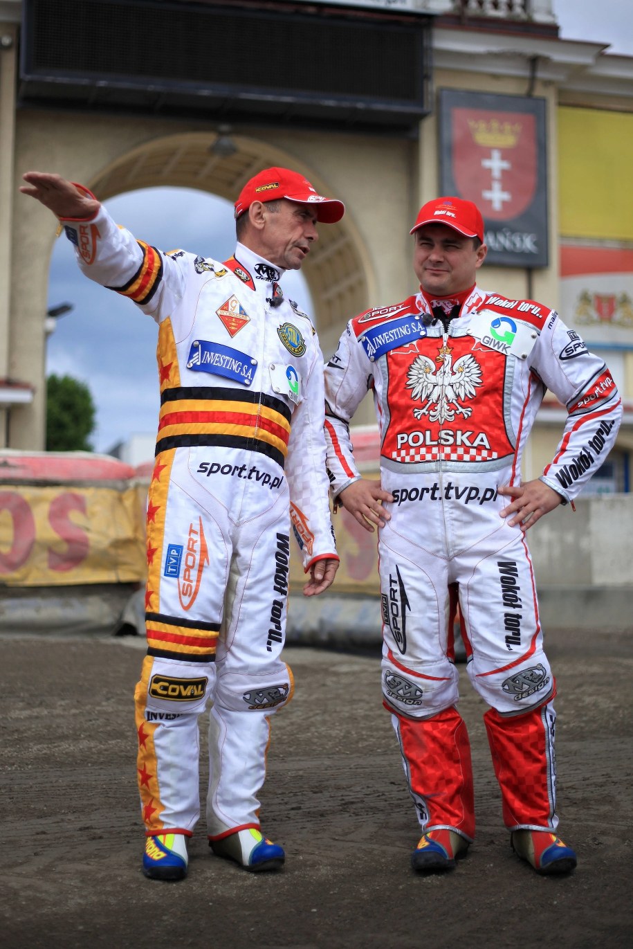 Na zdjęciu Zenon Plech i Leszek Blanik podczas lekcji jazdy na torze żużlowym w Gdańsku /Roman Jocher    /PAP/EPA