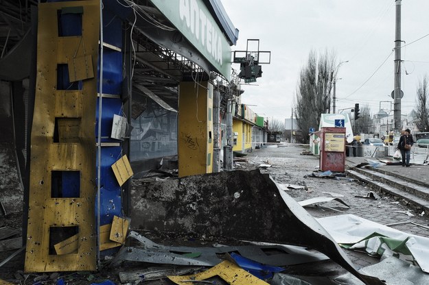 Na zdjęciu zniszczenia po rosyjskim ataku rakietowym w Chersoniu /Alena Solomonova /PAP