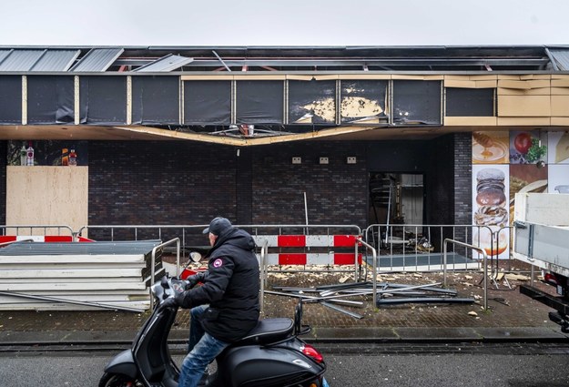 Na zdjęciu zniszczony sklep w Beverwijk / 	REMKO DE WAAL    /PAP/EPA