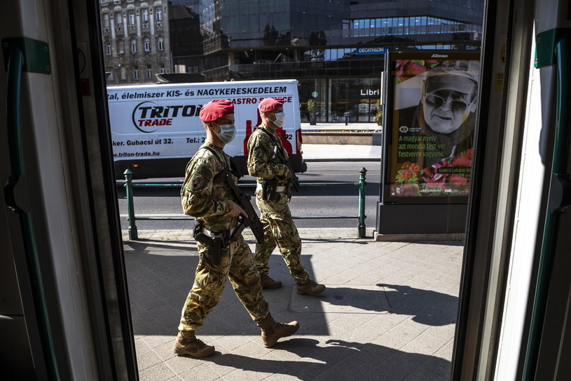 Na zdjęciu: Żołnierze patrolują ulice Budapesztu /MARTON MONUS /PAP/EPA