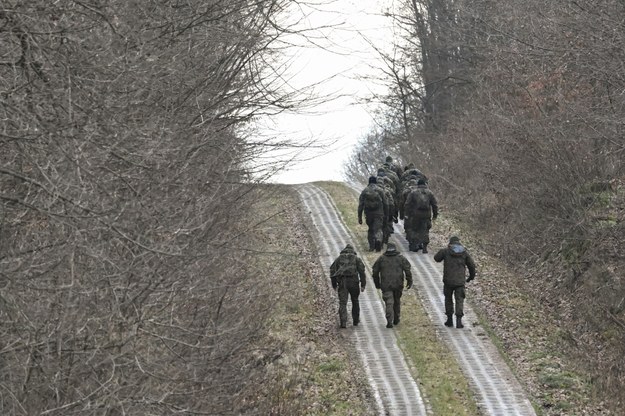 Na zdjęciu: Żołnierze w miejscowości Sosnowa Dębowa, którzy szukali w województwie lubelskim obiektu, który wleciał nad Polskę od strony granicy z Ukrainą /Darek Delmanowicz /PAP