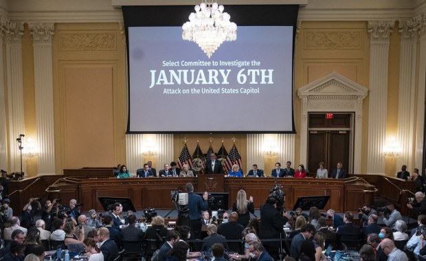 "Na ziemi leżeli policjanci, krwawili, wymiotowali". Komisja o szturmie na Kapitol