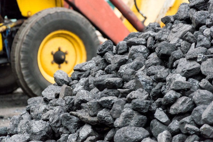 Na zwałach przy polskich kopalniach wciąż czekają miliony ton węgla /123RF/PICSEL