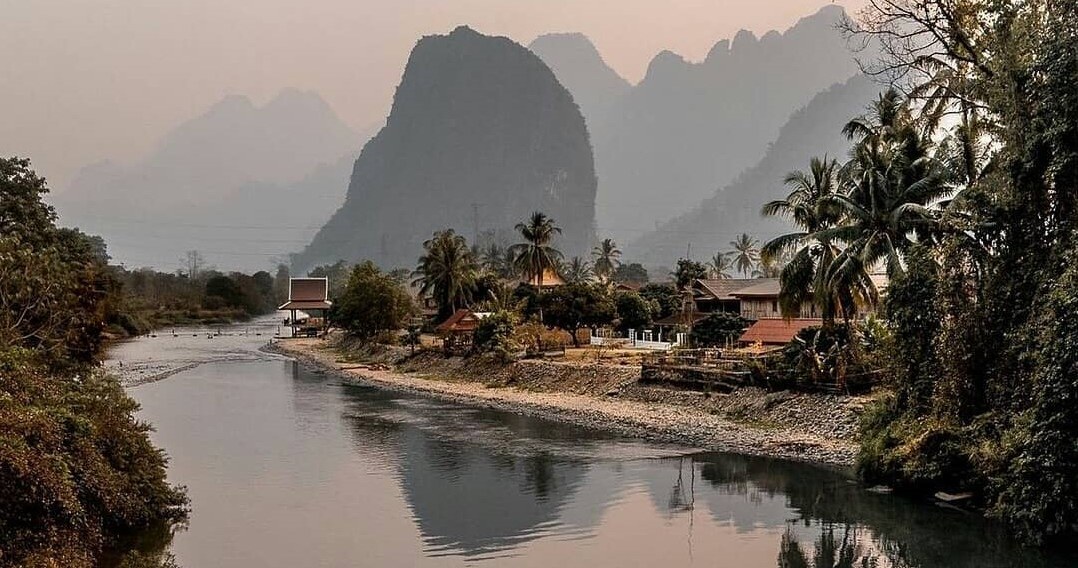 Набережна річки Меконгу - популярне місце для вечірніх прогулянок та зустрічей заходу сонця /Domena publiczna