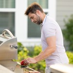 Nabij na widelec i wyczyść ruszt. Tłuszcz i resztki jedzenia na grillu nie będą już problemem 