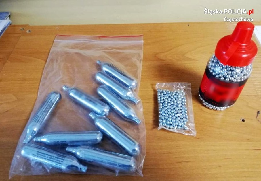 Naboje znalezione w mieszkaniu częstochowianina /KMP Częstochowa /Policja