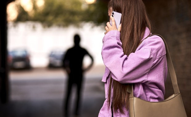 Nachodził byłą dziewczynę. Przed policjantami schował się w szafce kuchennej