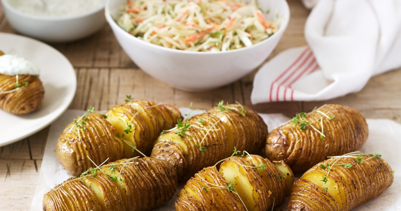 Nacinane ziemniaczki mogą być samodzielną przekąską albo dodatkiem do dania głównego /danilovajanna /123RF/PICSEL