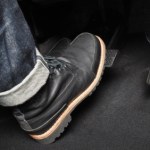 Naciśnij mocniej hamulec stojąc na czerwonym. Może odkryjesz ukrytą funkcję