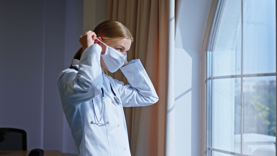 Naczelna Rada Lekarska zaleca szpitalom w całej Polsce, żeby przywróciły obowiązek noszenia maseczek. /Shutterstock