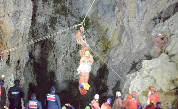 Naczelnik GOPR o wydobyciu Amerykanina z jaskini: Liczyła się każda para rąk