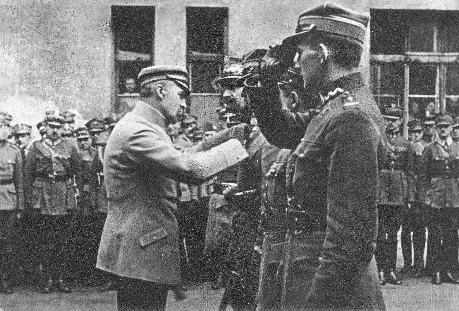 Naczelnik Józef Piłsudski odznacza krzyżem Virtuti Militari płk. Cedrica Eralda Fauntleroya– dowódcę 7. Eskadry Lotniczej im. T. Kościuszki,  przed gmachem Sztabu Generalnego Wojska Polskiego  na pl. Saskim, 14 września 1920 r., /NAC /