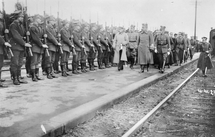 Naczelnik Państwa Józef Piłsudski w towarzystwie gen. Józefa Dowbora-Muśnickiego (I rząd, 1. z prawej) przechodzi przed frontem kompanii honorowej /Z archiwum Narodowego Archiwum Cyfrowego
