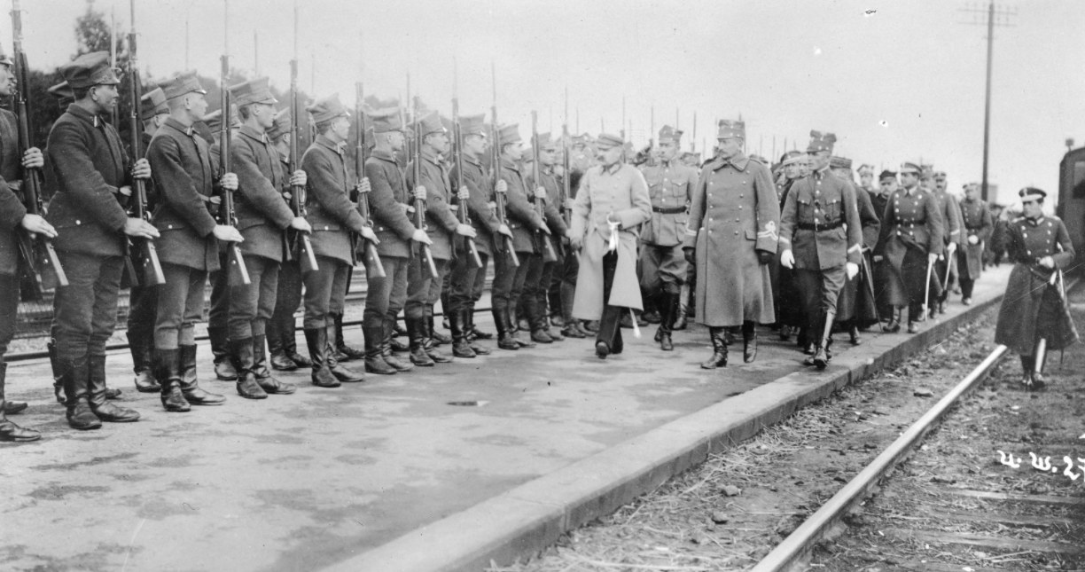 Naczelnik Państwa Józef Piłsudski w towarzystwie gen. Józefa Dowbora-Muśnickiego (I rząd, 1. z prawej) przechodzi przed frontem kompanii honorowej /Z archiwum Narodowego Archiwum Cyfrowego