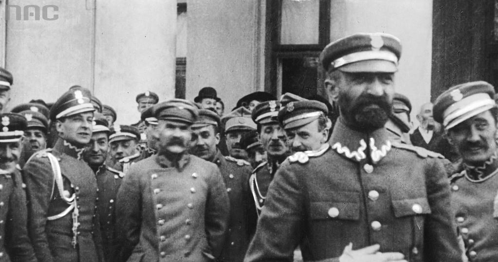 Naczelnik Państwa Józef Piłsudski z oficerami pod Belwederem. Widoczni m.in. ppłk Walery Sławek (z ręką na pasie), Bolesław Wieniawa-Długoszowski (na lewo od marszałka), por. Tadeusz Piskor (pierwszy z lewej, widoczna tylko twarz) /Z archiwum Narodowego Archiwum Cyfrowego