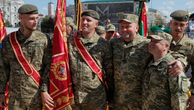 Naczelny dowódca Sił Zbrojnych Ukrainy gen. Wałerij Załużny (trzeci od prawej) na zdjęciu z ukraińskimi wojskowymi /SERGEY DOLZHENKO /PAP/EPA