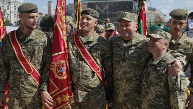 Naczelny dowódca Sił Zbrojnych Ukrainy Wałerij Załużny (drugi od prawej) z ukraińskimi żołnierzami podczas wczorajszych obchodów Dnia Niepodległości Ukrainy /SERGEY DOLZHENKO /PAP/EPA