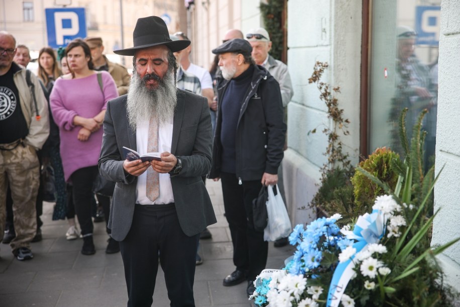Naczelny Rabin Krakowa Boaz Gadka podczas złożenia kwiatów pod tablicą pamiątkową przy pl. Bohaterów Getta 6 w Krakowi //Łukasz Gągulski /PAP