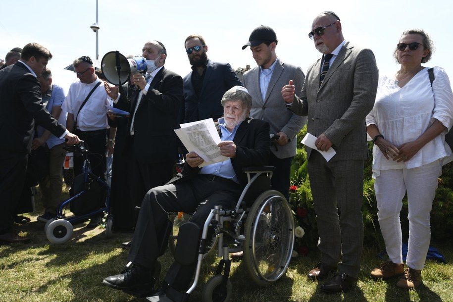 Naczelny Rabin Polski Michael Schudrich (3L), były ambasador Izraela w Polsce Szewach Weiss (C-dół) i przewodniczący Gminy Wyznaniowej Żydowskiej w Warszawie Lesław Piszewski (2P) podczas uroczystości pod pomnikiem pomordowanych mieszkańców miasta w Jedwabnem