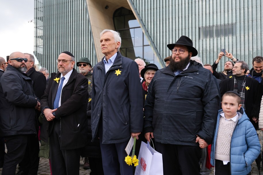 Naczelny rabin Polski Michael Schudrich (3L), rabin Szalom Ber Stambler (2P) oraz były prezydent stolicy Marcin Święcicki (C) podczas uroczystości z okazji 81. rocznicy wybuchu powstania w Getcie Warszawskim /Paweł Supernak /PAP