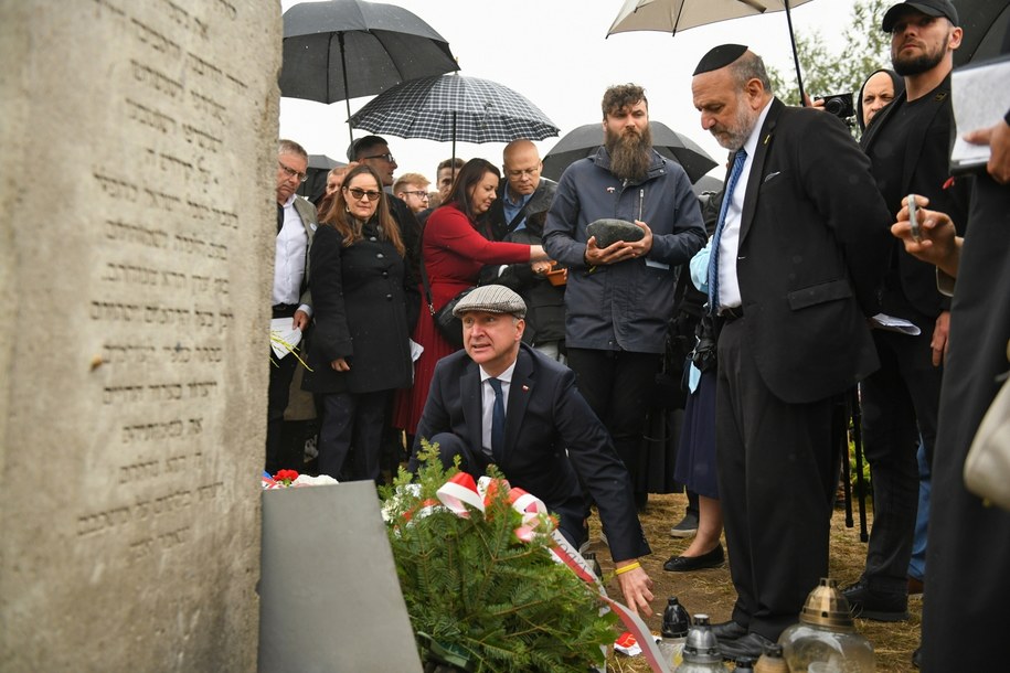 Naczelny rabin Polski Michael Schudrich (C-P) oraz sekretarz stanu w Kancelarii Prezydenta RP, szef Biura Polityki Międzynarodowej KPRP Wojciech Kolarski (C) podczas uroczystości przy pomniku upamiętniającym Żydów zamordowanych 10 lipca 1941 w Jedwabnem