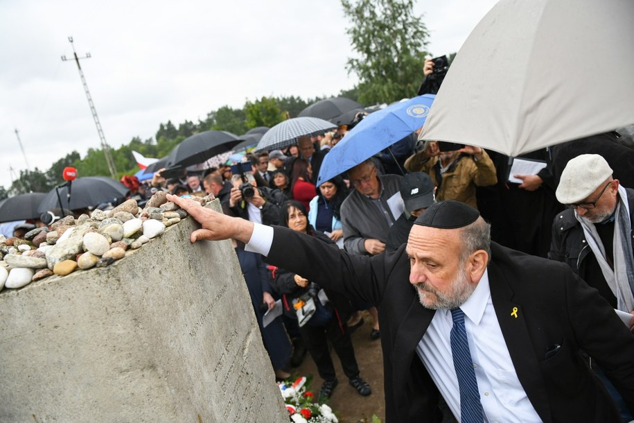 Naczelny rabin Polski Michael Schudrich (C-P) podczas uroczystości przy pomniku upamiętniającym Żydów zamordowanych 10 lipca 1941 w Jedwabnem /Michał Zieliński  /PAP