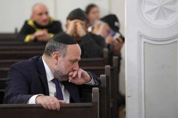 Naczelny rabin Polski Michael Schudrich podczas modlitwy w intencji ofiar zamachu w Pittsburghu. /	Tomasz Gzell   /PAP
