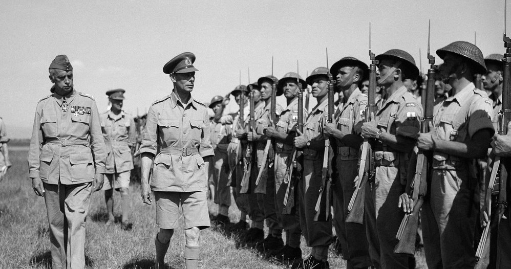 Naczelny Wódz Polskich Sił Zbrojnych gen. Kazimierz Sosnkowski (po lewej) wraz z królem Wielkiej Brytanii Jerzym VI wizytują żołnierzy II Korpusu we Włoszech (26 lipca 1944 r.) /ASSOCIATED PRESS/FOTOLINK  /East News