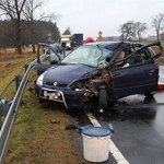 Naczepa poszła bokiem i zmiotła auto. Nie żyje 29-latka