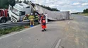 Naczepa uderzyła w samochód. W środku ojciec z synem