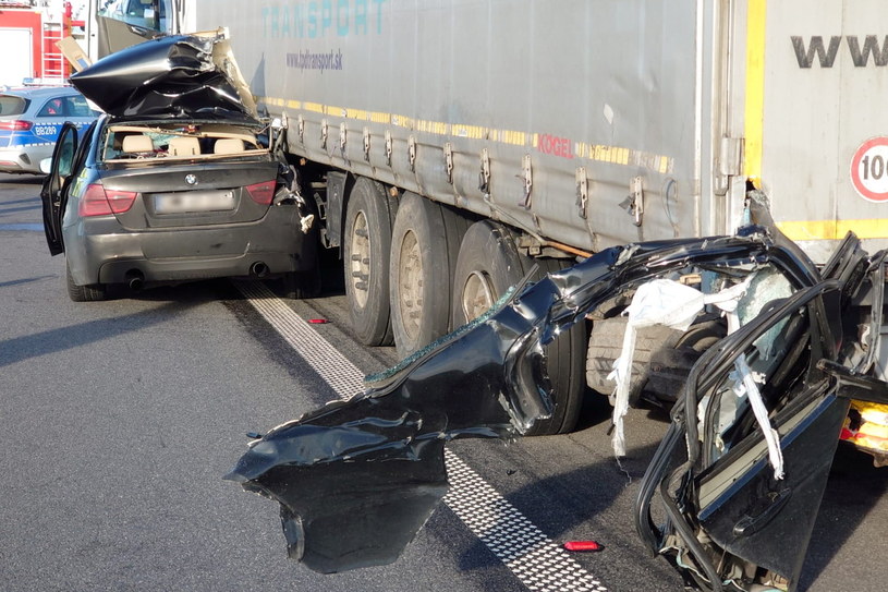 Naczepa wyrwała całą prawą część BMW /PAP