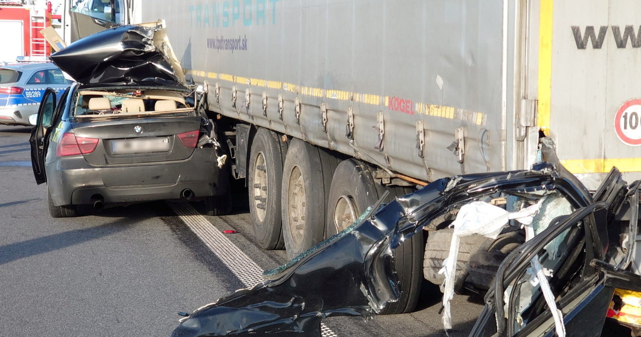 Naczepa wyrwała całą prawą część BMW /PAP