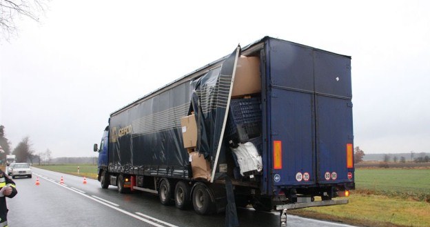 Naczepę zniosło na przeciwny pas / Fot: ratownictwo.opole.pl /Informacja prasowa