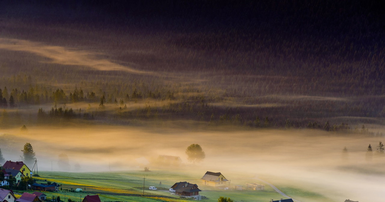 Nad Beskidzką Trójwsią unosi się jesienią piękna mgła /123RF/PICSEL