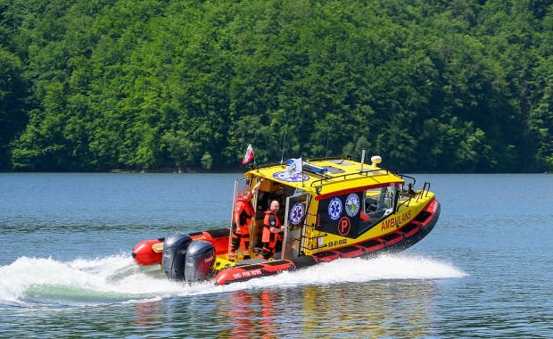 Nad Jeziorem Solińskim będzie bezpieczniej. Ratownicy mają ambulans wodny 