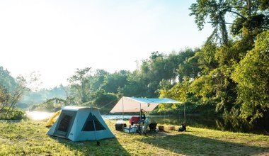 Nad jezioro, a może nad morze? W te miejsca najlepiej wybrać się pod namiot  